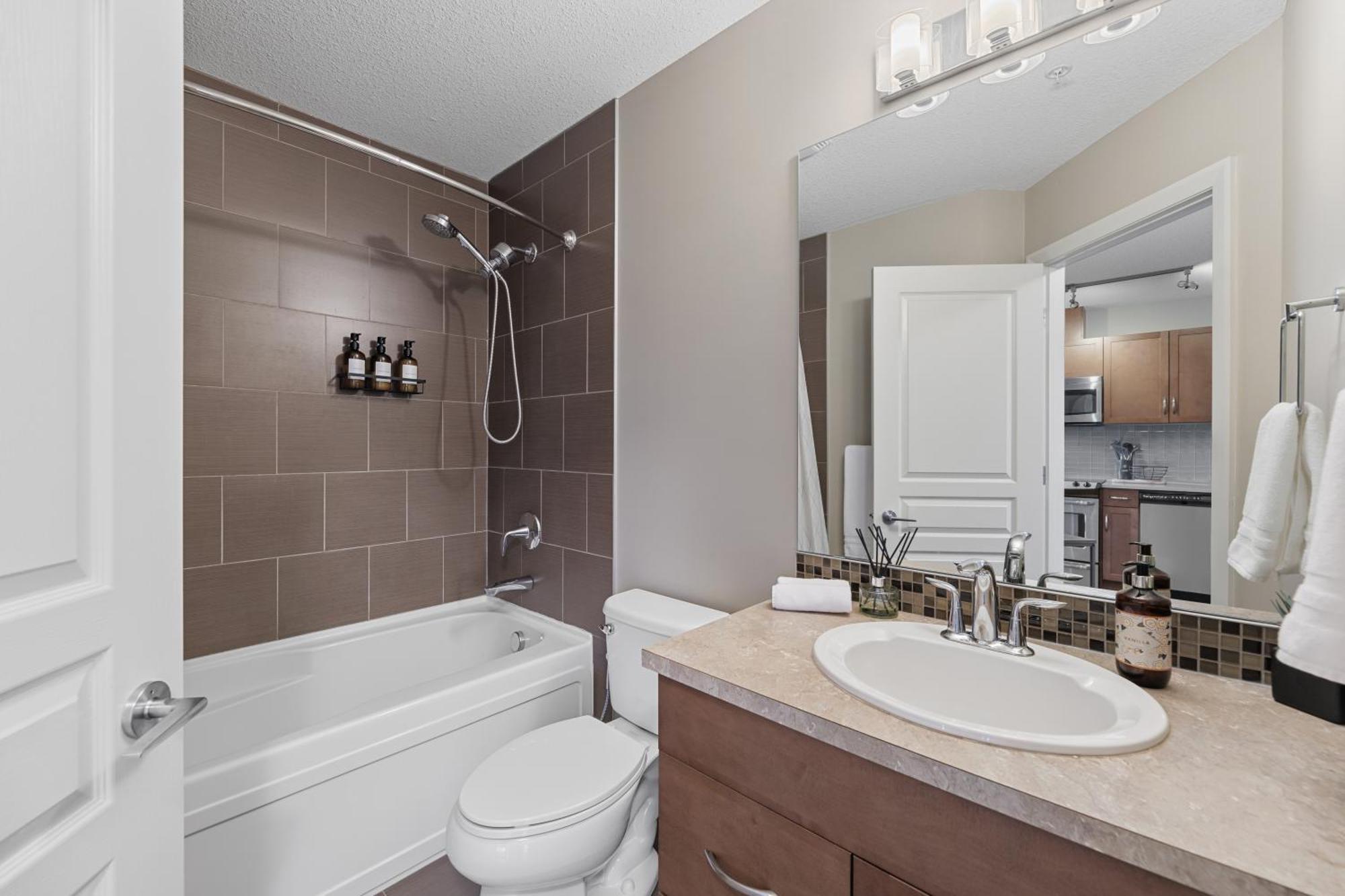 Heart Of Downtown Calgary Spacious Luxury Condo With Stunning Views And Premium Amenities Buitenkant foto
